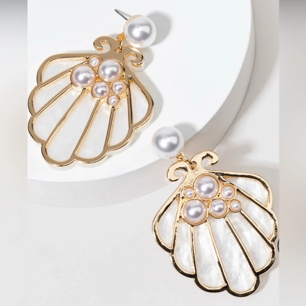 New Francesca’s Diane Resin Shell Chandelier Earrings With Pearl Accent